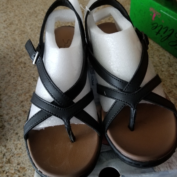 Sketchers Size 8 - Picture 1 of 6